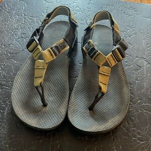 Bedrock olive sandals Mens 8 Womens 9